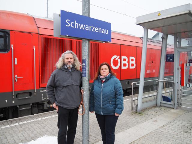 Martin Litschauer und Silvia Moser am Bahnhof Schwarzenau. | Foto: Grüne NÖ