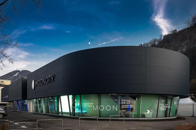 Die neue Mooncity in Salzburg bringt Besuchern Elektromobilität näher und dient auch als Eventlocation.  | Foto: Porsche