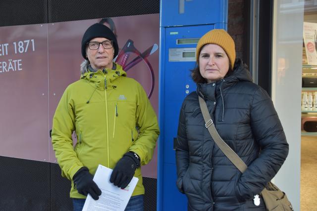 Neue Technologie und neue Parkscheinautomaten in der Wörgler Bahnhofstraße – notwendig oder überflüssig? Die Grünen sagen es sei Letzteres, denn es könnte dort bald keine Parkplätze mehr geben.  | Foto: Barbara Fluckinger