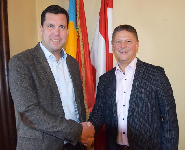 Bürgermeister Stefan Krapf mit Johannes Bamminger bei dessen Amtsantritt. | Foto: Stadtgemeinde Gmunden