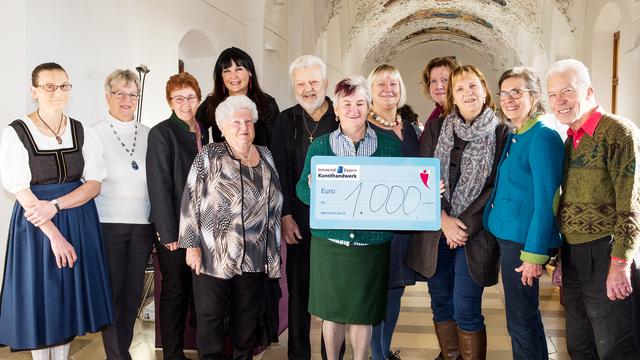 Die Vorstandsmitglieder der beiden Vereine mit dem symbolischen Scheck. | Foto: Die Photogräfin