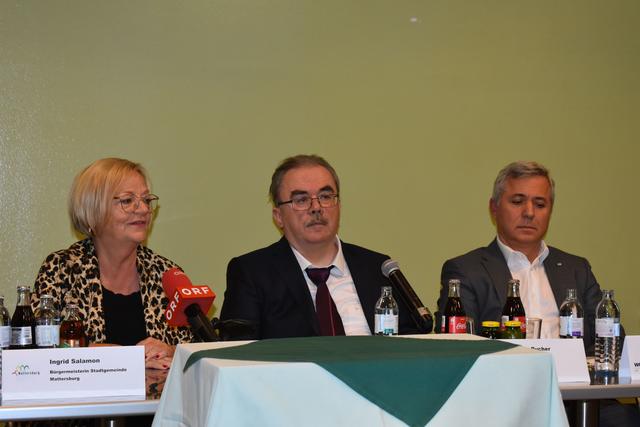 Bürgermeisterin Ingrid Salamon, Grunstückseigentümer und Commerzialbank-Chef Martin Pucher und Bauleiter Richard Woschitz präsentierten die Pläne für das Bauprojekt | Foto: Stadtgemeinde Mattersburg