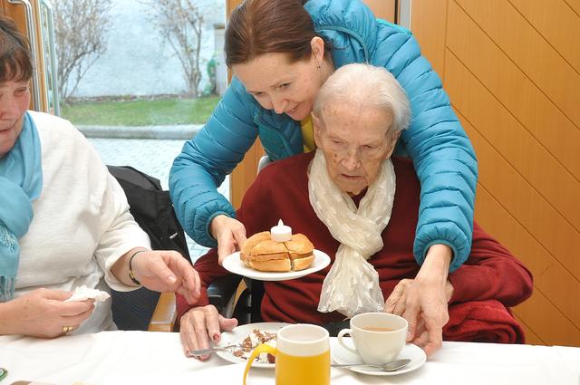 Happy Birthday: Die Lieblingsspeise – eine deftige Leberkässemmel – durfte zum 100. Wiegenfest nicht fehlen. | Foto: Hilfswerk