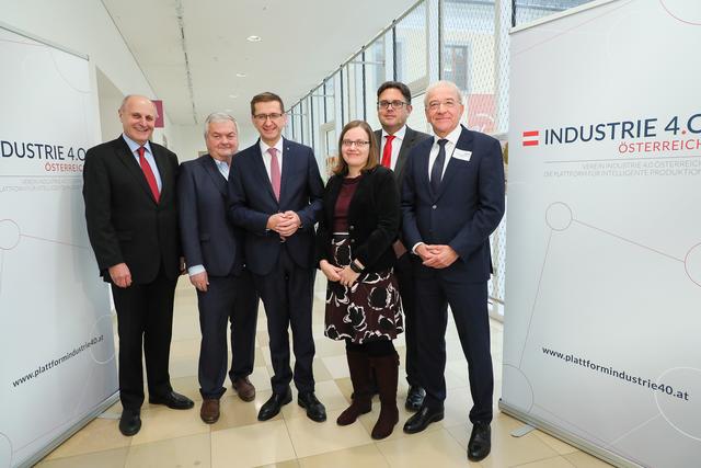 v.l.: Günter Rübig (Obmann Sparte Industrie Wirtschaftskammer Oberösterreich), Johann Kalliauer (Präsident Arbeiterkammer Oberösterreich), Markus Achleitner (Wirtschafts- und Forschungs-Landesrat Oberösterreich), Lisbeth Mosnik (stv. Abteilungsleiterin „Schlüsseltechnologien für industrielle Innovation: IKT, Produktion und Nanotechnologie“ im Bundesministerium für Verkehr, Innovation und Technologie), Walter Haas (Geschäftsführer ITG - Innovationsservice für Salzburg) und Kurt Hofstädter (Vorstandsvorsitzender Plattform Industrie 4.0 Österreich) bei der Pressekonferenz in Linz.