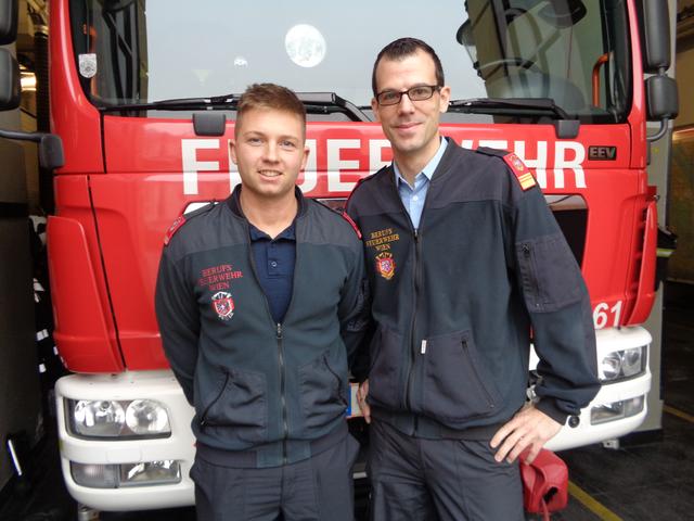 Berufsfeuerwehrmann Markus Mitzl und Presse- und Informationsoffizier Gerald Schimpf. (v.l.n.r.) | Foto: Patricia Hillinger