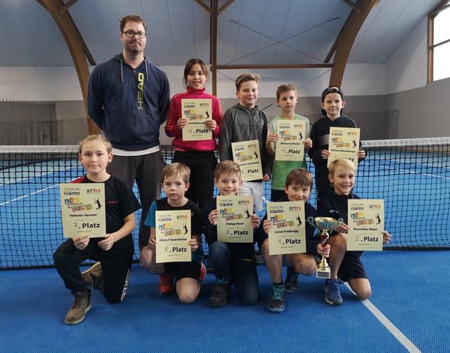 Turnierleiter Lukas Labitsch mit den Kids.