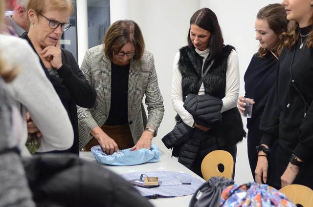 „3sixty° JC“ der HLA für Mode Ebensee hat eine „Flachtasche“ mit Innenleben entwickelt, die sich mit einem Kordelzug schließen lässt. | Foto: HLA für Mode Ebensee