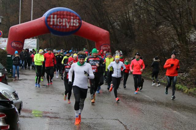 Kein Leistungsdruck, nur Spaß an der gemeinsamen Bewegung: Beim Silvesterlauf von "St. Peter bewegt".  | Foto: St. Peter bewegt