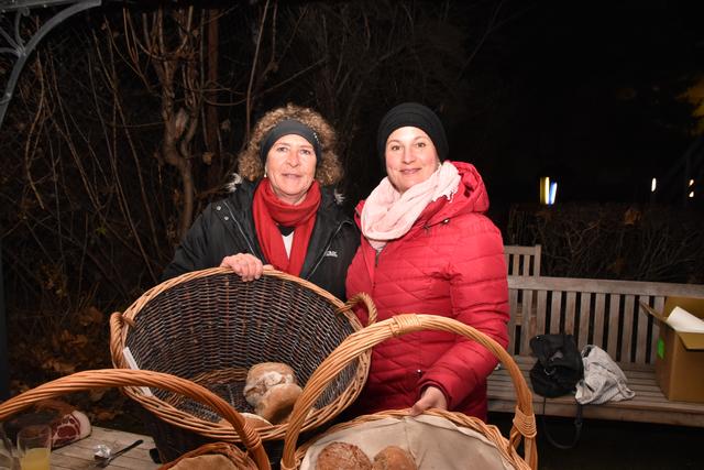 Elisabeth und Johanna aus Absam verkauften ihr selbstgemachtes Bauernbrot. | Foto: Michael Kendlbacher