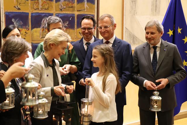 v.l.n.r.:
vorne: Kommissarin Elisa Ferreira (Kohäsion und Reformen), Präsidentin Ursula von der Leyen, Friedenslichtkind Victoria Kampenhuber;
hinten: Günther Madlberger (ORF), Landeshauptmann Thomas Stelzer, Kommissar Johannes Hahn (Haushalt und Verwaltung); | Foto: BRS/Till