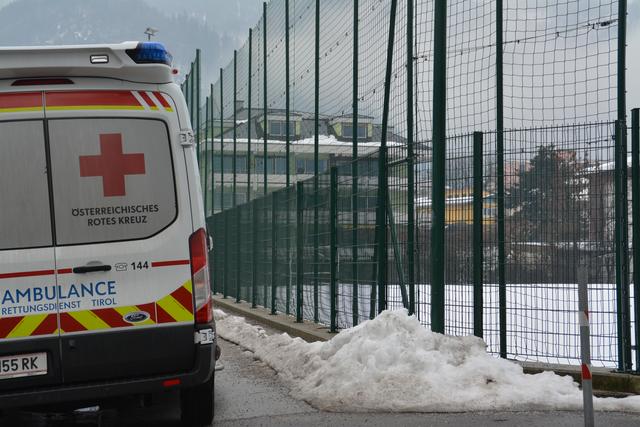 Die Siebenjährige wurde vom rutschenden Pkw erfasst und unbestimmten Grades verletzt. Sie wurde vom Rettungsdienst ins BKH nach Schwaz gebracht. | Foto: Symbolbild