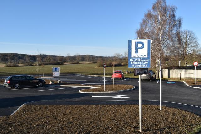 Aus einer geschotterten Fläche ist ein asphaltierter, neu gestalteter Parkplatz für 43 Fahrzeuge geworden. | Foto: Martin Wurglits