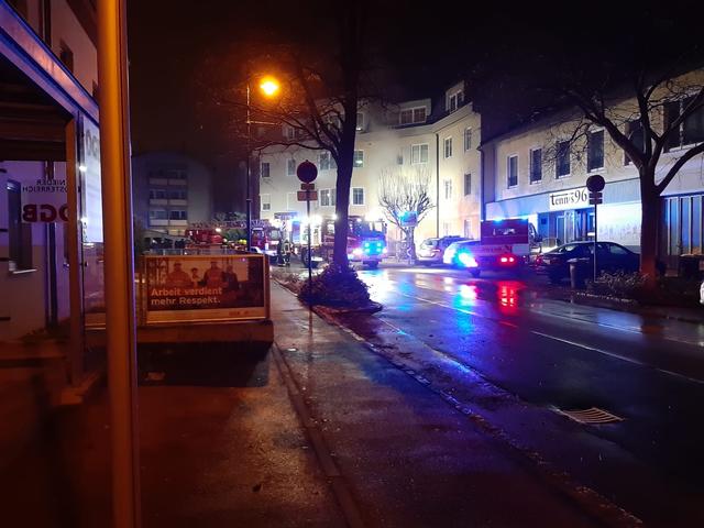 Die Polizei, 14 Kameraden der Stadtfeuerwehr sowie drei Rettungswägen waren in der Nacht im Einsatz. | Foto: Franz Altmann
