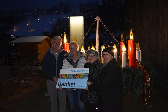 Der Ärztliche Direktor Karl Wohak, die Pflegedirektorin Birgit Haunschmid sowie Betriebsdirektor Hannes Stickler mit Gudrun Schweiger (2. v. r.)