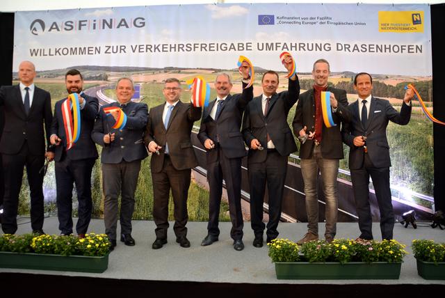 Andreas Fromm, Geschäftsführer ASFINAG Bau Management GmbH; Roman Hanak, Kreishauptmann der Region Südmähren; Josef Fiala, Vorstand ASFINAG; Ludwig Schleritzko, Landesrat für Finanzen und Mobilität Niederösterreich; Karl Wilfing, Landtagspräsident; Reinhard Künzl, Bürgermeister Drasenhofen; Hartwig Hufnagl, Vorstand ASFINAG; Christian Ebner, Geschäftsführer ASFINAG Service GmbH