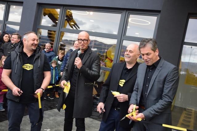 Kurt Moser, Helmut Steiner, Helmut Slamanig und Bürgermeister Manfred Lenger (v. l.) schneiden das Band durch. | Foto: Verderber