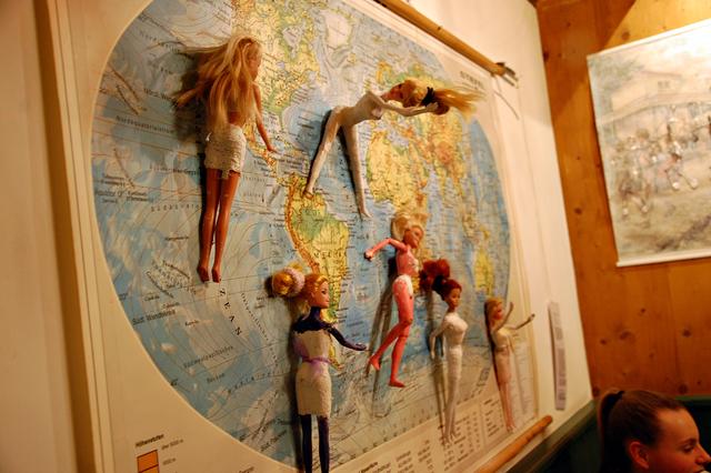 Puppen als Tänzerinnenen, welche anschließend auf Landkarten ansprechend in Szene gesetzt wurden. Die Künstlerinnen sind Lysandra, Selina, Fabienne, Antonia, Natalie, der 4a NMS Bleiburg