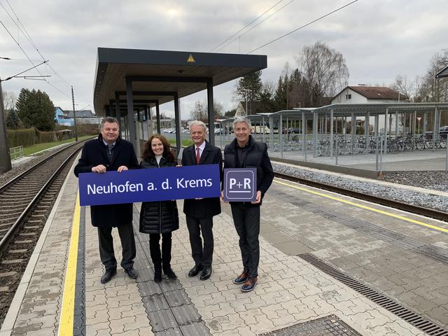 Bei der feierlichen Übergabe waren anwesend: der zuständige Landesrat Günther Steinkellner, Regina Aspalter, Franz Bauer- Mitglied des Vorstandes ÖBB sowie Bürgermeister Günter Engertsberger. | Foto: Marktgemeinde Neuhofen