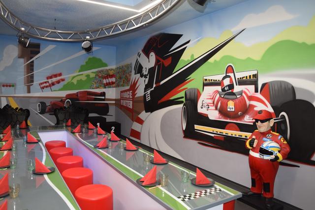 Es gibt sechs Partyräume - einen davon zum Thema Formel 1. | Foto: Verderber