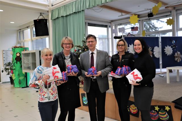 Katharina Meyer, Andrea Wagner, Gerhard Lenz, Claudia Friedrich und Martina Perstling mit Geschenken für zehn Kinder. | Foto: Edith Ertl