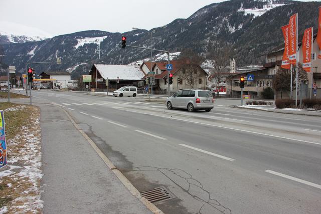 Ampel steht auf Rot: Der Baustart für die Unterführung an der viel befahrenen Kreuzung auf der Reschenstraße in Prutz wurde verschoben. | Foto: Othmar Kolp
