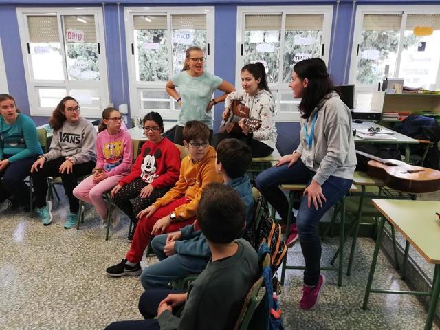 Katrin Lampel, Manuela Gigerl und Janine Wippel brachten den spanischen Kindern österreichische Tänze und Lieder bei. | Foto: Let's go cultural