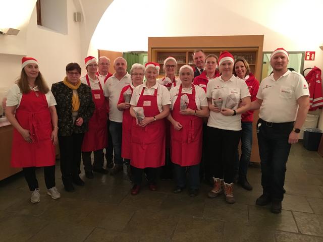Bürgermeisterin Josefa Geiger bedankte sich beim Organisationsteam für die schöne Weihnachtsfeier für die ältere Generation und wünschte allen mit einem kleinen Weihnachtsstern frohe Festtage.
 | Foto: Marktgemeinde Sieghartskirchen