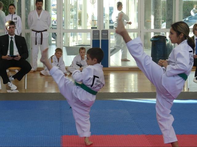 v.l.n.r: Leon Cosic und Anna Cosic mit dem Kick – Ap-Chagi in Taeguk IE Jang