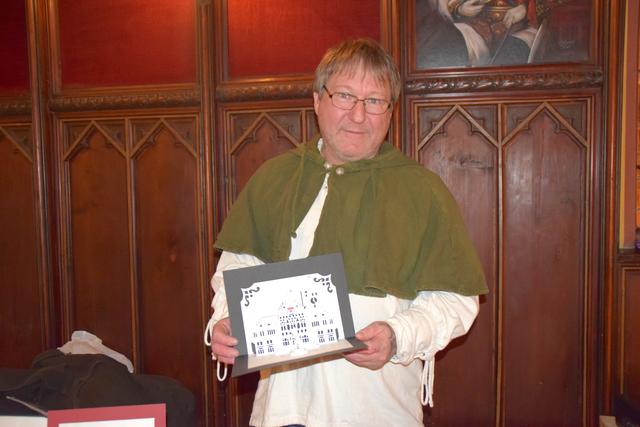 Wenn einer auf dem Mittelalter-Advent nicht fehlen darf, dann ist das Roman Pollak mit seinen Kirigamis.