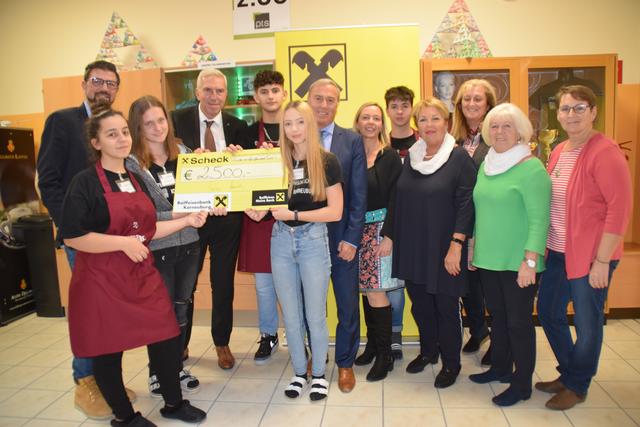 Neben den Raika-Direktoren Andreas Korda und Helmut Stöckl, freute sich Direktorin Sabine Kronberger-Reisinger auch über den Besuch ihrer Vorgängerin Helene Fuchs-Moser sowie von Schulgemeindeobfrau Waltraud Wobornik, Vizebürgermeisterin Gabriele Fürhauser, Gemeinderat Martin Peterl und Gemeinderätin Adelheid Muhm.