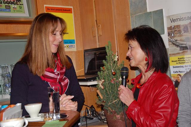 Direktorin der NMS Bleiburg Christine Meklin, bedankte sich bei Anna Kunauer-Šumnik, welche die ursprüngliche Idee der Vernissage hatte.