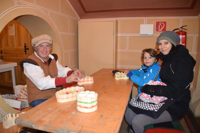 Rudolf Schöfnagl, der einzige Korbflechter im Weinviertel, zeigte David und Petra Bichler, wie’s geht.