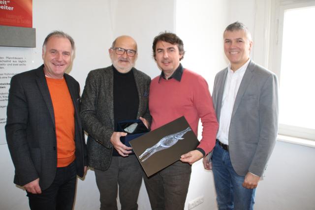 Vergrößertes Modell nun im Ebenseer Museum: Vizebürgermeister Martin Derfler, Museumsleiter Franz Gillesberger, Alexander Lukeneder und Bürgermeister Markus Siller. | Foto: Gde. Ebensee