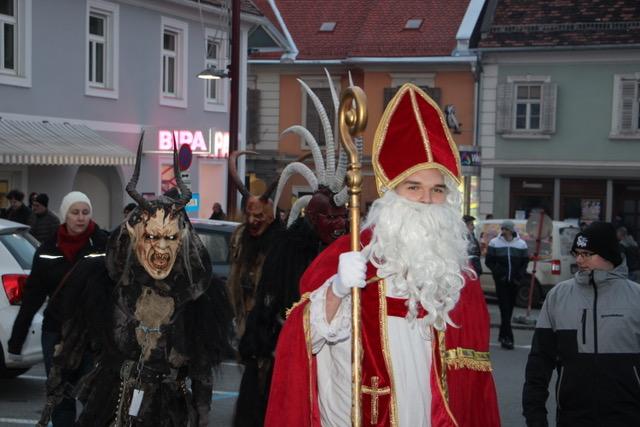 Der Nikolaus ist immer in Begleitung eines oder mehrerer Krampusse unterwegs. | Foto: Josef Hofmüller