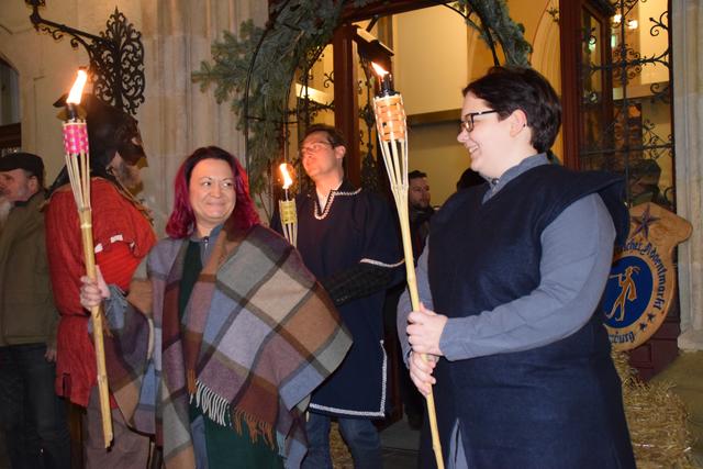 Barbara Busch und Christine Stadler vom Stadtmarketing leuchteten den Weg.