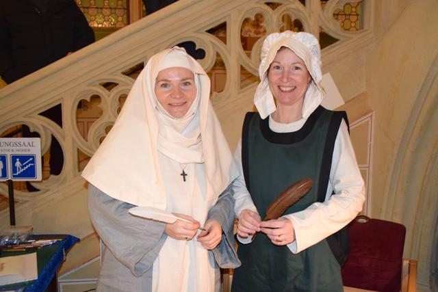 In Kalligrafie konnte man sich bei Melanie Lopin und Monika Weber versuchen.