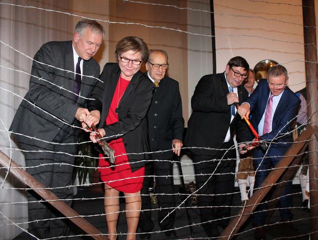 Landesrat Martin Eichtinger, Bürgermeisterin Helga Rosenmayer, Landesintendant a. D. Paul Twaroch, Kreisrat Pavel Hroch und Bürgermeister Jaromir Sliva beim symbolischen Durchschneiden des "Eisernen Vorhanges". | Foto: Stadtgemeinde Gmünd