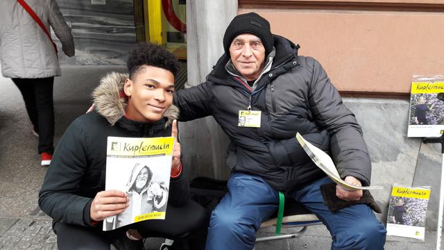 Schüler mit Kupfermuckn-Verkäufer