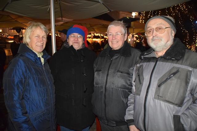 Hoben einst den Mittelalterlichen Adventmarkt aus der Taufe: Elfriede Navratil, Fritzi und Edi Seidl.