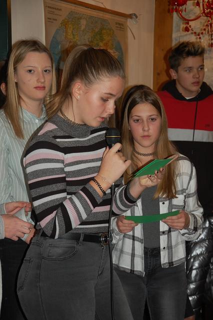 Schülerin der 4a NMS Bleiburg: Anna (am Mikrofon)