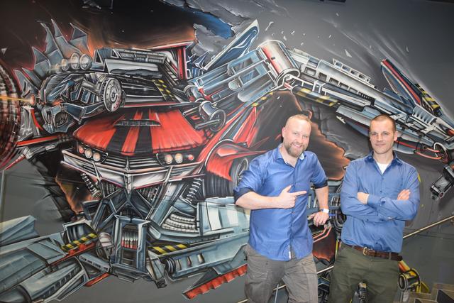 Bernhard Vetta und Frank Lohrenz sorgten für den passenden Anstrich. | Foto: Verderber