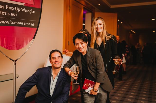 Jakob Lackner (Mister wine affairs) mit Designer La Hong beim Verkosten der Thermenregion-Weine | Foto: Adrian Almasan