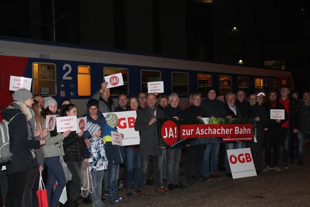 Zahlreiche Unterstützer waren gekommen, um ihren Frust zu zeigen. | Foto: BRS/Alber