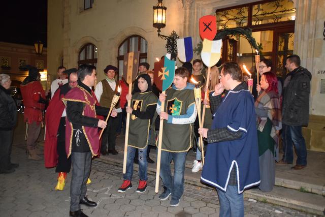 Zuerst ging es auf den Adventmarkt, nach der Ansprache zurück ins Rathaus.