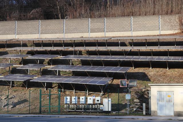 Das Bürgerbeteiligungskraftwerk am Bahndamm in der Tullnerbachstraße generiert Sonnenstrom für 70 Haushalte.
