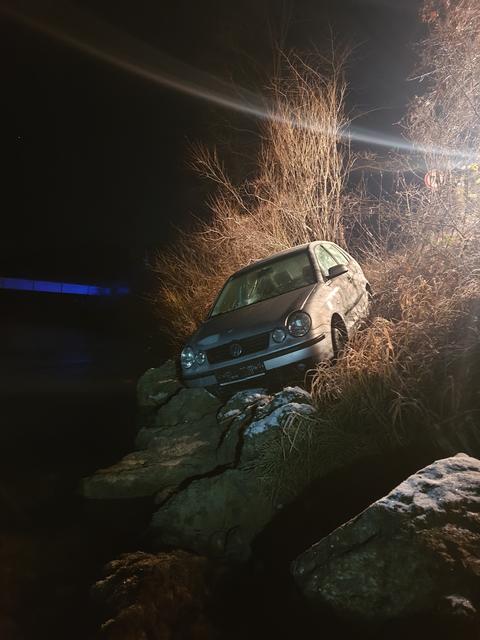 Glück im Unglück hatte ein Fahrzeuglenker auf der B145: Nur knapp entging er einem Sturz in die Traun. | Foto: FF Bad Ischl