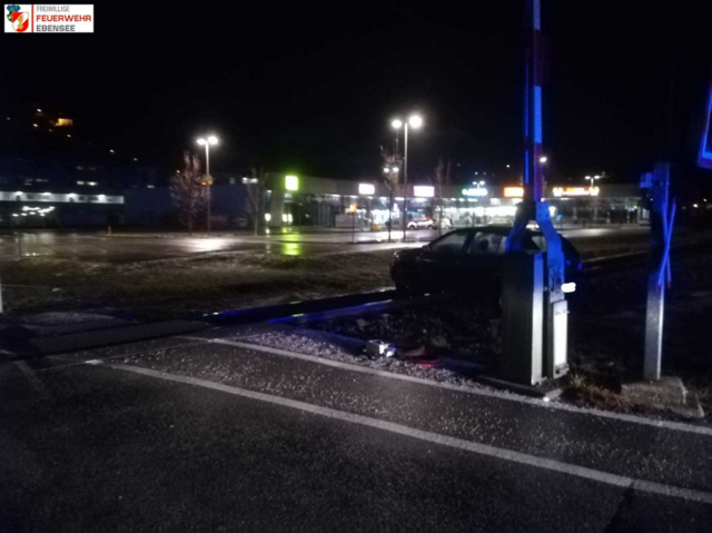 Ein Pkw-Lenker bliebt am Abend des 12. Dezember auf einem Bahnübergang in Ebensee hängen und konnte die Weiterfahrt ohne Hilfe der Feuerwehr nicht fortsetzen. | Foto: FF Ebensee