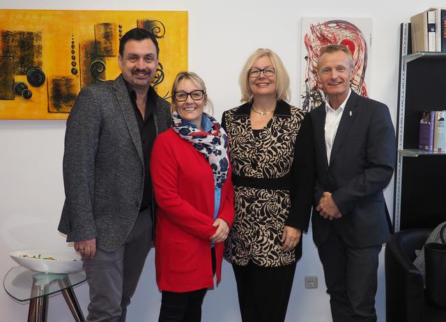 v.l.n.r.: Bgm. Stefan Wöckl, GGR Petra Ramoser, Ilse Klein (Leiterin des NÖGKK-Service-Centers Wr. Neustadt) und Hansjörg Taubenschuss (Gesundheitsförderung & Öffentlichkeitsarbeit, NÖGKK Wr. Neustadt)