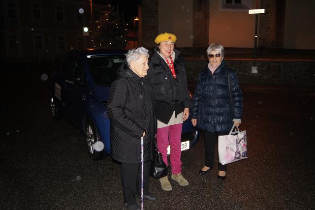 Margarete Gruber, Fanya Palikruschewa als Fahrerin und Edith Eisenschin bei einer nächtlichen Fahrt