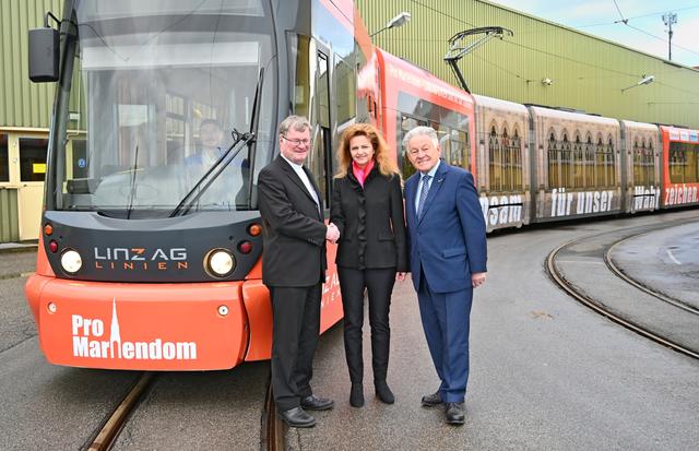 Jutta Rinner (LINZ AG LINIEN) mit Bischof Manfred Scheuer und Josef Pühringer (Pro Mariendom)